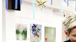 Es fundamental aprender no solo habilidades físicas para defenderse de un atacante, sino también las habilidades preventivas que pueden detener una situación antes de que ocurra”, dice Gloria Marcott (izq.), oficial del orden público e instructora de defensa personal.