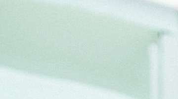 Sumergirse en agua tibia con sales de Epsom ayudar a relajar los músculos.