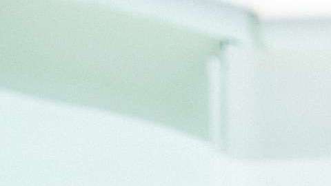 Sumergirse en agua tibia con sales de Epsom ayudar a relajar los músculos.