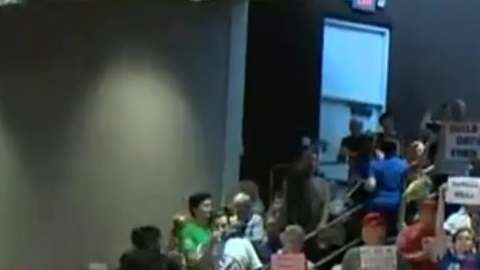 Partidarios y contrincantes de revocar la ley SB54 se reunieron el miércoles en el Ayuntameinto.