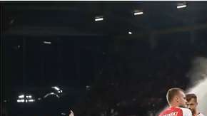 El árbitro regresó a los jugadores a la cancha para cobrar un penal