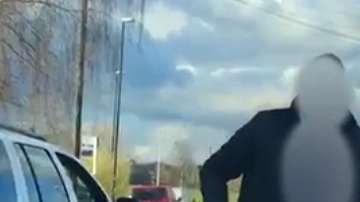 “¿Eres extranjero?, ¿eres inglés?”, cuestionó el presunto racista a Savage.