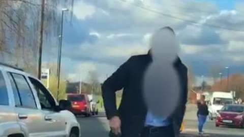 “¿Eres extranjero?, ¿eres inglés?”, cuestionó el presunto racista a Savage.