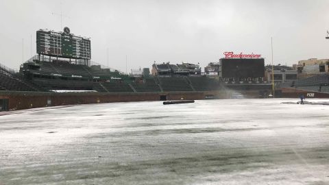 La nieve vistió de blanco el Wrigley Field y obligó a posponer la inauguración. (Javier Quiroz / La Raza)