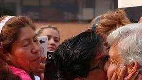 Andrés Manuel López Obrador fue sorprendido con un beso en la boca.