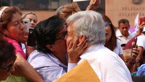 Andrés Manuel López Obrador fue sorprendido con un beso en la boca.