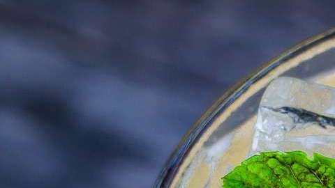 Beber agua de limón sin azúcar podría ayudar a tus riñones.