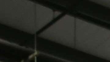 Un niño de Honduras ve una película en un centro de detención de la Patrulla Fronteriza en McAllen, Texas.