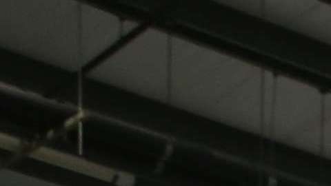 Un niño de Honduras ve una película en un centro de detención de la Patrulla Fronteriza en McAllen, Texas.