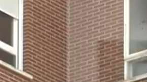 El hombre cayó sobre una lona que colocaron los bomberos.