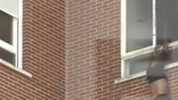 El hombre cayó sobre una lona que colocaron los bomberos.