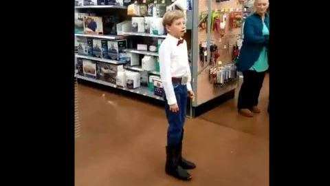 "Walmart Kid" ha cautivado a todos los usuarios de Twitter con su talento.