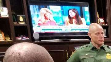 El director de CBP, Kevin McAleenan, con la Guardia de Texas.