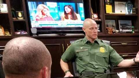 El director de CBP, Kevin McAleenan, con la Guardia de Texas.