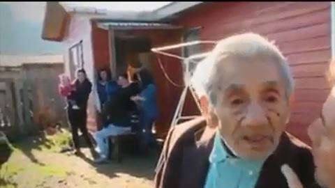 Don Celino vivía con una familia que lo adoptó, luego de que se quemara su casa.