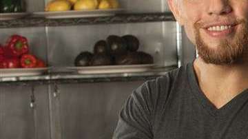 Con simples cambios en los hábitos alimenticios y forma de cocer los alimentos se puede prevenir la diabetes y las afecciones del corazón que sufren los latinos,asegura el chef Rolando Linares.