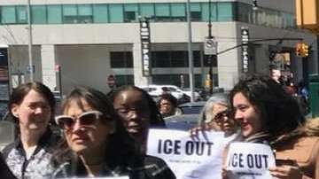 Abogados y activistas protestaron la detención de Smith a las puertas de la corte