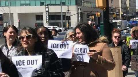 Abogados y activistas protestaron la detención de Smith a las puertas de la corte