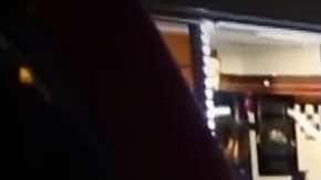 Activistas recomiendan a indocumentados portar con el número de teléfono de alguien que pueda ayudarlos.