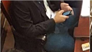 Diputados pegan estampas del álbum mundialista, en plena sesión de la Asamblea Legislativa