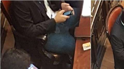 Diputados pegan estampas del álbum mundialista, en plena sesión de la Asamblea Legislativa