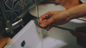 Lavar los platos es una de las labores domésticas más desagradables para muchas mujeres.