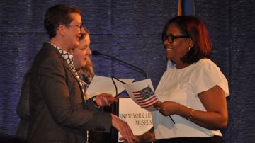 Una de las candidatas recoge su certificado de ciudadana estadounidense en la ceremonia de naturalización del pasado 10 de abril en el edificio del New-York Historical Society