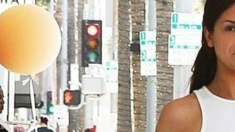 Eiza González caminando por Beverly Hills.