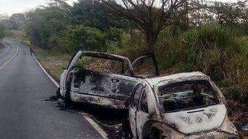 Los autos fuern¿on calcinados.