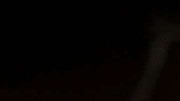 El senador de EEUU Tom Cotton (R-AR)  sostiene un salero con una cantidad de polvo que, según él, se aproxima a un volumen de fentanilo que podría matar a miles de personas.