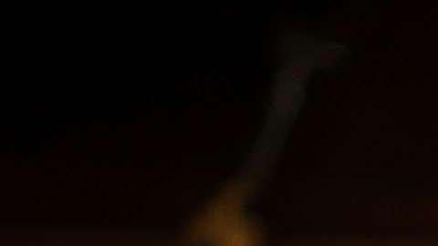 El senador de EEUU Tom Cotton (R-AR)  sostiene un salero con una cantidad de polvo que, según él, se aproxima a un volumen de fentanilo que podría matar a miles de personas.