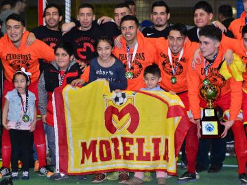 El Morelia conquistó el campeonato en la liga Wendy City Soccer League de Melrose Park. (Javier Quiroz / La Raza)