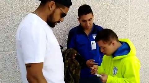 Franco Jara intercambió estampas del álbum del Mundial con dos fans de los Tuzos