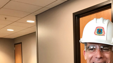 En el Carpenters Union Training Center, Garcetti se jactó de la regla de "jamás ser fotografiado con gafas y casco de seguridad".