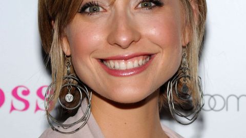 La actriz Allison Mack 
 se dio a conocer gracias a la serie "Smallville".