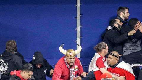 La pelea entre aficionados de Chivas y Red Bulls.  KENA BETANCUR/AFP/Getty Images