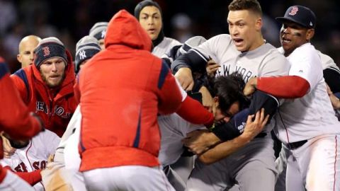 Peloteros de los Boston Red Sox y los New York Yankees participaron de una gran bronca en Fenway Park este miércoles. (Foto: Maddie Meyer/Getty Images)