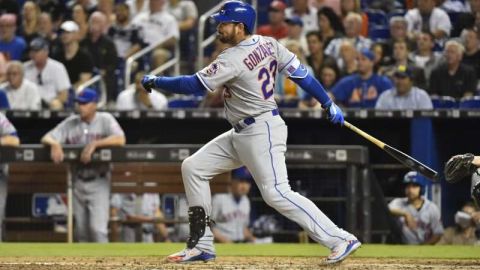 El mexicano Adrián González llevó a la victoria a los New York Mets frente a los Miami Marlins. (Foto: Eric Espada/Getty Images)