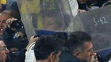 Senol Gunes fue agredido en campo de Fenerbahce. STRINGER/AFP/Getty Images