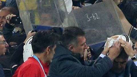Senol Gunes fue agredido en campo de Fenerbahce. STRINGER/AFP/Getty Images