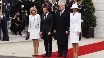 El momento ocurrió al recibir a los Macron en la Casa Blanca.