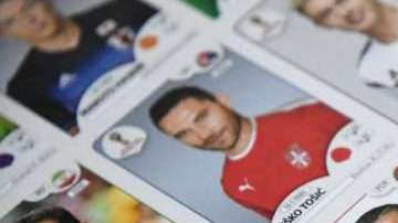 El álbum de la Copa del Mundo Rusia 2018 elaborado por Panini Group es un éxito mundial a pesar de los precios altos. (Foto: MARCO BERTORELLO / AFP /Getty Images)