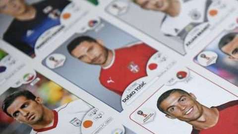El álbum de la Copa del Mundo Rusia 2018 elaborado por Panini Group es un éxito mundial a pesar de los precios altos. (Foto: MARCO BERTORELLO / AFP /Getty Images)