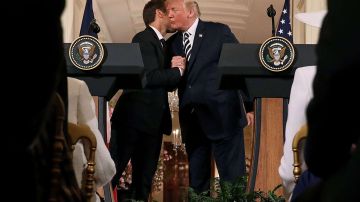 Los mandatarios sellaron su alianza con un apretón de manos y un beso del presidente Trump.