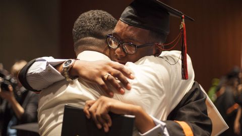 Los hispanos deben buscar becas o préstamos para ingresar a la universidad.