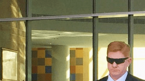 Lonnie Swartz no recuerda que disparó 16 veces en 34 segundos, que cambió de posición al menos una vez y que recargó su arma para seguir.