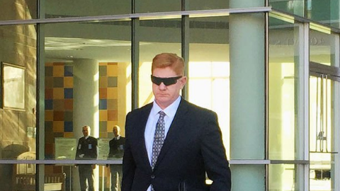 Lonnie Swartz no recuerda que disparó 16 veces en 34 segundos, que cambió de posición al menos una vez y que recargó su arma para seguir.