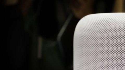 La Home Pod es la primera bocina inteligente de Apple.