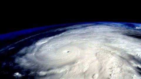 Hay grandes probabilidades que un fuerte huracán golpeé la costa este.