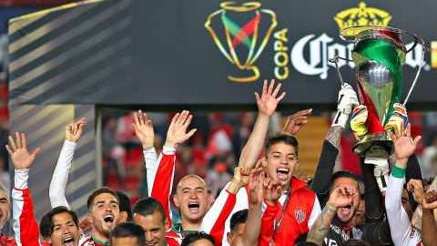 Jugadores de Necaxa en festejo con el trofeo de campeon de la Copa Corona MX del Clausura 2018. (Foto: Imago7/Jorge Barajas)